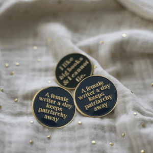 Le Pin&rsquo;s A FEMALE WRITER A DAY KEEPS PATRIARCHY AWAY